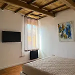 Guest house Dimora Della Ghiara 3*